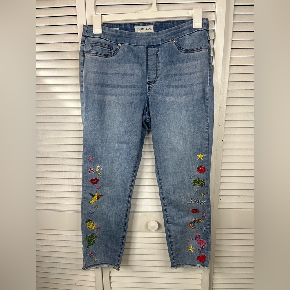 Tribal Audrey Mid Rise‎ Capri Embroidered  Jeans Size 10